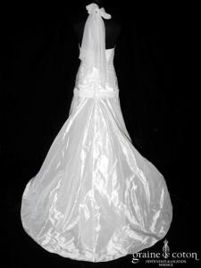 Masumi - Création en taffetas ivoire drapé avec tour de cou en mousseline