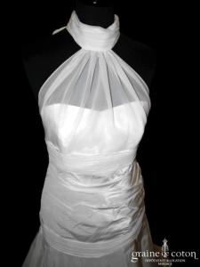 Masumi - Création en taffetas ivoire drapé avec tour de cou en mousseline