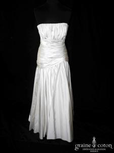 Robe taille basse drapée en satin ivoire