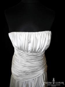 Robe taille basse drapée en satin ivoire