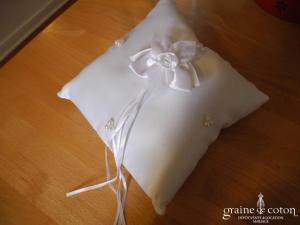 Coussin d'alliances en satin blanc