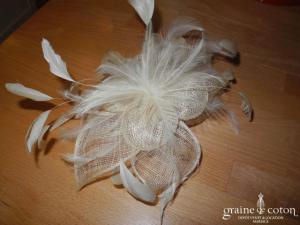Coiffe fleur en sisal ivoire avec plumes