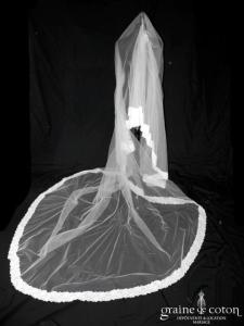 Voile long de 3 mètres en tulle ivoire clair bordé d'un galon de dentelle