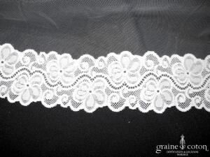 Voile long de 3 mètres en tulle ivoire clair bordé d'un galon de dentelle