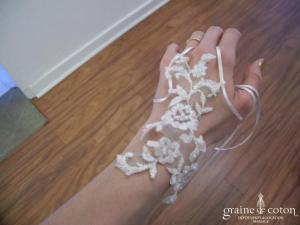 Illi Tulle pour Complicité - Mitaines en dentelle lacées