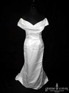 Pronuptia - Robe droite en satin ivoire à encolure sur les épaules