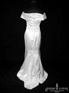 Pronuptia - Robe droite en satin ivoire à encolure sur les épaules