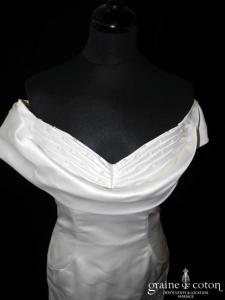 Pronuptia - Robe droite en satin ivoire à encolure sur les épaules