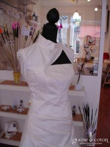 Robe épurée trois pièces en soie sauvage ivoire