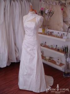 Robe épurée trois pièces en soie sauvage ivoire