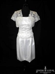 Création courte en satin et dentelle avec boléro