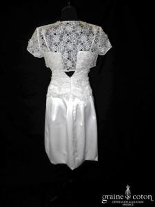 Création courte en satin et dentelle avec boléro