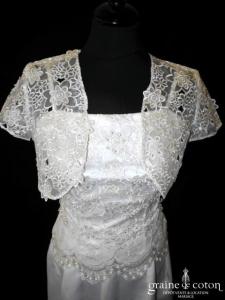 Création courte en satin et dentelle avec boléro