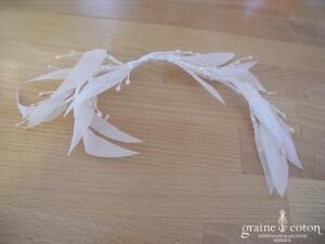 Coiffe de cheveux non montée en plumes