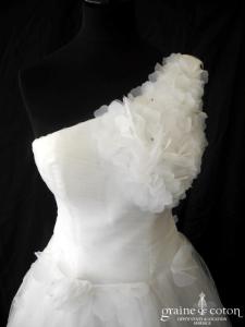 Jasmin pour Gl'Amour - Robe en tulle drapé ivoire clair avec bretelle asymétrique