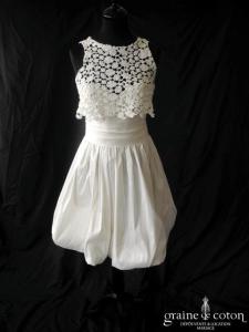 Catherine Alhinc - Création courte en doupion de soie ivoire avec 2 boléros en guipure de coton