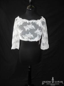 Bianco Evento - Boléro boutonné dans le dos, manches 3/4 en dentelle ivoire