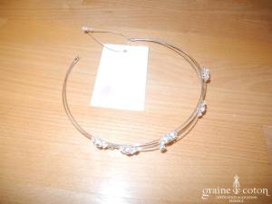 Bianco Evento - Diadème fin / headband en fil argenté et fleurs en perles transparentes