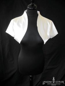 Boléro en satin ivoire clair, manches courtes
