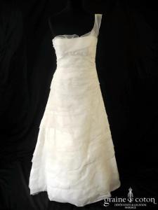 Rembo Styling - Robe en taffetas et bandes d'organza ivoire clair avec bretelle asymétrique