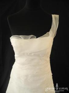 Rembo Styling - Robe en taffetas et bandes d'organza ivoire clair avec bretelle asymétrique