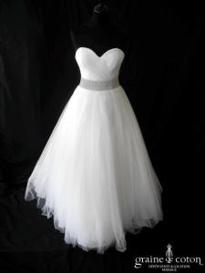 Création en tulle plissée blanc et ceinture strassée