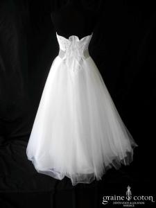 Création en tulle plissée blanc et ceinture strassée