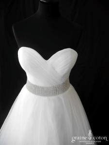 Création en tulle plissée blanc et ceinture strassée