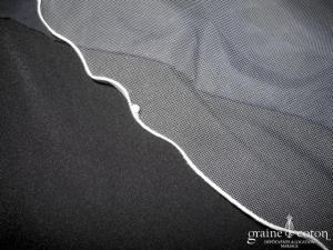 Voile long de 3 mètres en tulle blanc bordé de perles nacrées