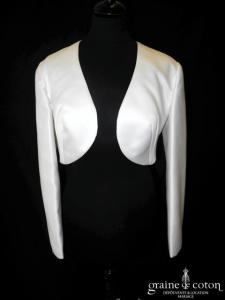 Tara Deva - Boléro en satin ivoire à manches longues