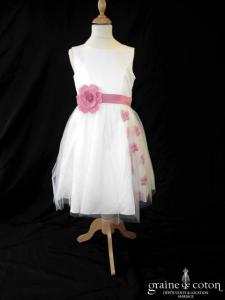 Robe ivoire avec ceinture et fleurs en tissu fuschia
