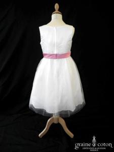 Robe ivoire avec ceinture et fleurs en tissu fuschia