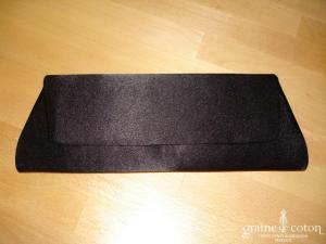 Pochette en satin noir