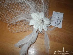 Prudence Macé pour Pronuptia - Voilette avec fleur et plumes, montée sur pince