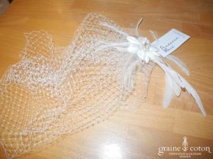 Prudence Macé pour Pronuptia - Voilette avec fleur et plumes, montée sur pince