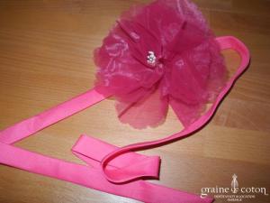 Prudence Macé pour Pronuptia - Collier/tour de cou en satin et fleur en organza fuchsia