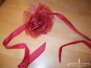 Prudence Macé pour Pronuptia - Collier/tour de cou en satin et fleur en organza bordeaux