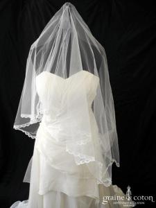 Voile court en tulle ivoire bordé d'un galon de dentelle