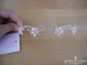 Bianco Evento - Diadème fin / headband en fil argenté et fleurs en perles transparentes