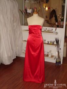Robe longue de soirée en satin rouge et son étole