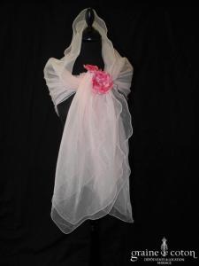 Étole en organza rose avec fleurs en tissu fuchsia