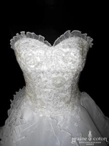 Priam - Robe blanche et ivoire en volants d'organza plissé et paillettes