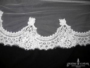 Pronovias - Voile long de 3 mètres en tulle fluide ivoire bordé de dentelle de Calais