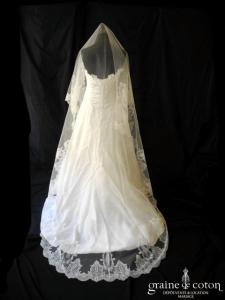 Peter Langner pour Nuit Blanche - Voile long de 2 mètres en tulle ivoire clair bordé de fine dentelle