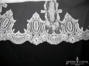 Peter Langner pour Nuit Blanche - Voile long de 2 mètres en tulle ivoire clair bordé de fine dentelle