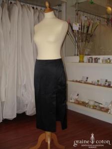 On n'est pas des anges - Jupe satin noir fendue