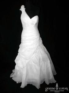 Elianna Moore - Robe asymétrique en organza drapé ivoire