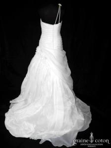 Elianna Moore - Robe asymétrique en organza drapé ivoire