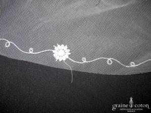 Voile long de 2 mètres en tulle ivoire bordé de fleurs de dentelle