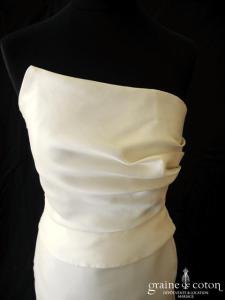 Linea Raffaëlli - Robe sirène taille haute drapée en mikado de soie ivoire